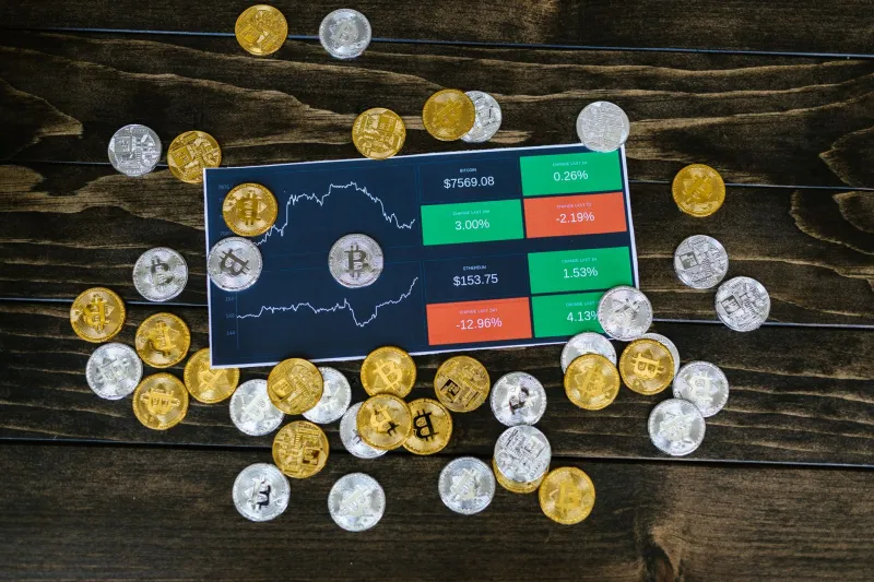 Altcoin Cycles and the Retail Timing Problem: Why Most Traders Enter the Party After Last Call