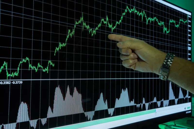 Diversification Illusion: Why Crypto Portfolios Collapse Together and How to Build Genuine Downside Protection